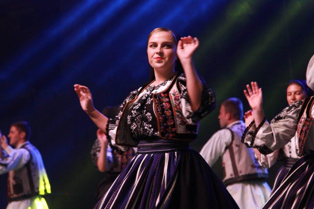 Ansamblul Folcloric Sinca Noua in Peñalolén, Chile 2017,  Joc de pe Valea Hartibaciului, pe scena la Centro de Eventos Chimkove